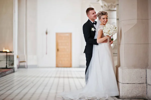 Fotosession av eleganta bröllop par på katolska kyrkan. — Stockfoto