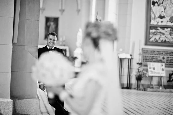 Fotosession av eleganta bröllop par på katolska kyrkan. — Stockfoto