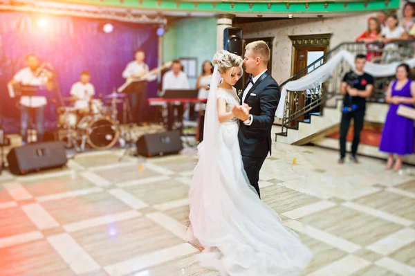 Primeira dança de casamento de lindo casal de casamento . — Fotografia de Stock