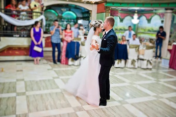 Első esküvői tánc gyönyörű esküvői pár. — Stock Fotó