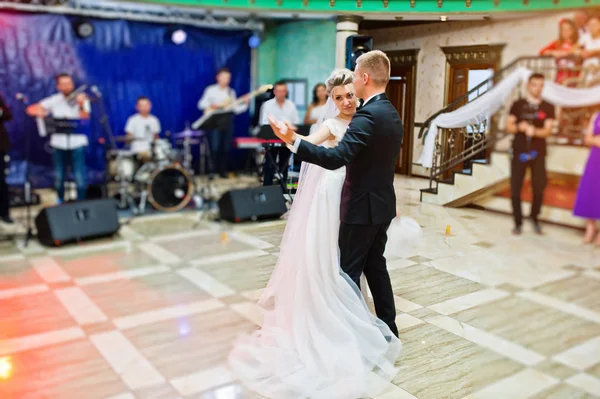Перший весільний танець прекрасної весільної пари . — стокове фото