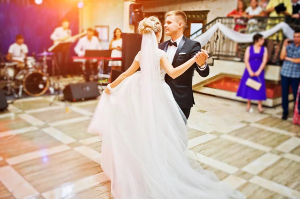 First wedding dance of gorgeous wedding couple. — Stock Photo, Image