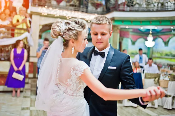 Eerste huwelijk dans van prachtige bruidspaar. — Stockfoto