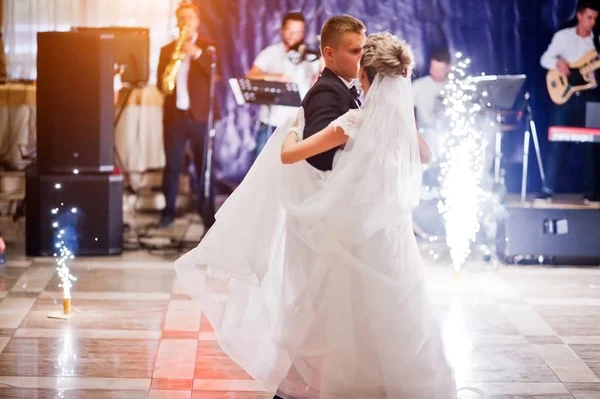 Eerste huwelijk dans met vuurwerk van prachtige bruidspaar. — Stockfoto