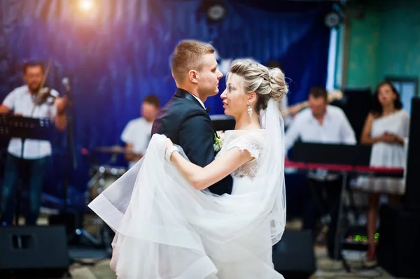 First wedding dance of gorgeous wedding couple. — Stock Photo, Image