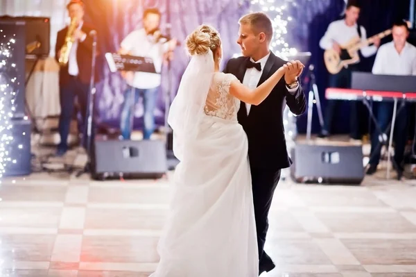 Primeira dança de casamento com fogos de artifício de casamento lindo casal . — Fotografia de Stock