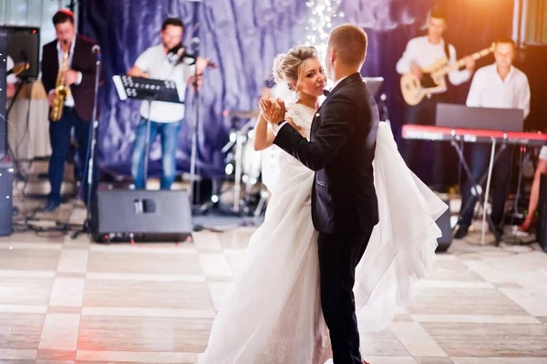 Eerste huwelijk dans met vuurwerk van prachtige bruidspaar. — Stockfoto