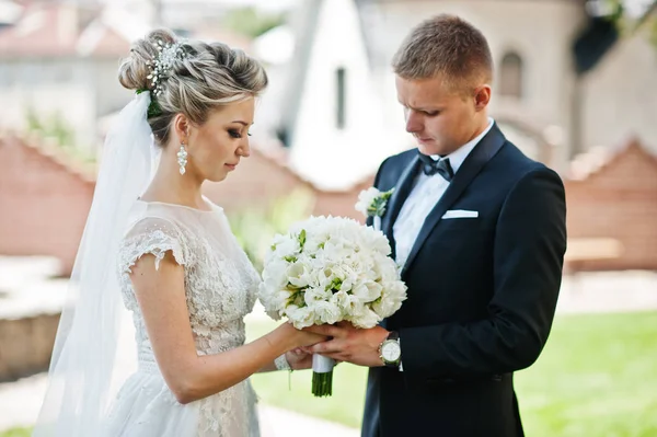 Elegant bröllop par promenader i kärlek på grön gräsmatta. — Stockfoto