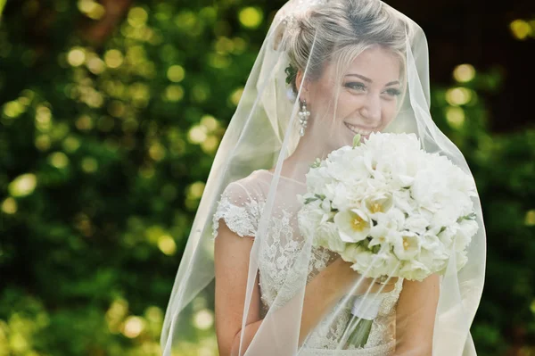 Félelmetes gyönyörű szőke menyasszony, fátyol, esküvői csokor: alatt — Stock Fotó