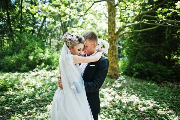Elegantní a nádherné svatební pár chůzi venkovní park na s — Stock fotografie