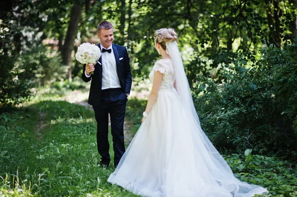 Casal de casamento elegante e lindo andando ao ar livre no parque em s — Fotografia de Stock