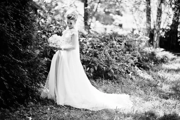 Impressionante linda noiva loira com buquê de casamento às mãos no s — Fotografia de Stock