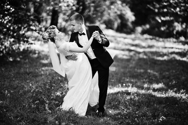 Elegáns és gyönyörű esküvői pár s park szabadtéri walking — Stock Fotó
