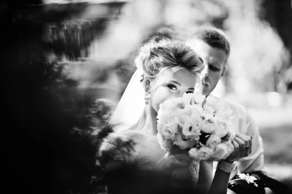 Casal de casamento elegante e lindo andando ao ar livre no parque em s — Fotografia de Stock