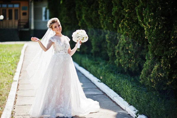 Impressionante linda noiva loira com buquê de casamento às mãos no s — Fotografia de Stock