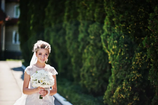 Impresionante hermosa novia rubia con ramo de boda en las manos en s — Foto de Stock