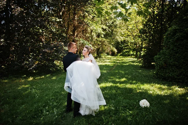 Snygga och vackra bröllop par promenader utomhus på park på s — Stockfoto