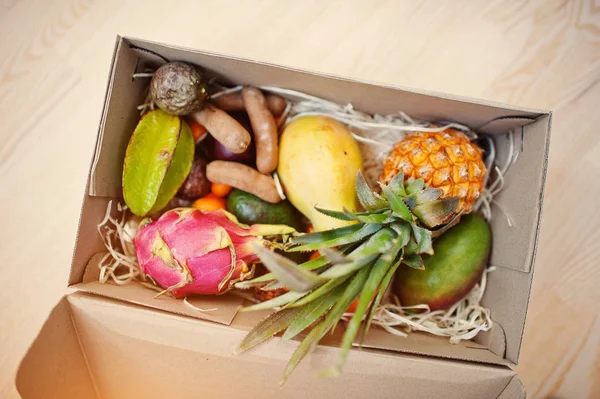 Pudełko z egzotycznych owoców. Zdrowe odżywianie dieta pakiet. Pitahaya, — Zdjęcie stockowe