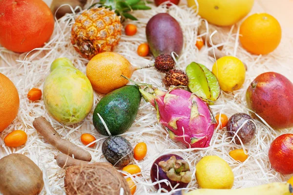 Frutos exóticos em fundo de madeira. Alimentação saudável alimentação alimentar . — Fotografia de Stock