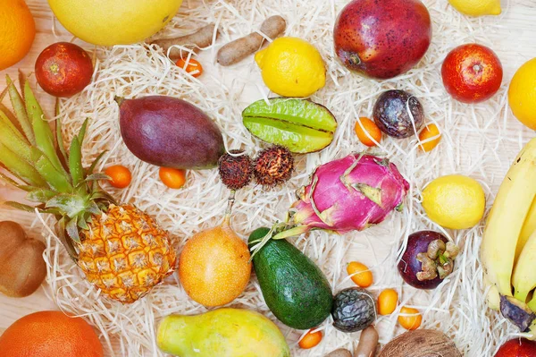 Frutas exóticas sobre fondo de madera. Alimentación saludable dietética . — Foto de Stock
