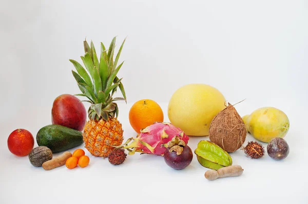 Frutos exóticos aislados sobre fondo blanco. Alimentación saludable dieti — Foto de Stock