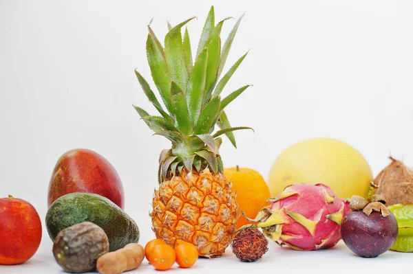 Egzotyczne owoce na białym tle. Zdrowe jedzenie dieti — Zdjęcie stockowe