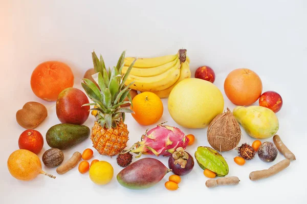 Frutos exóticos isolados sobre fundo branco. Dieti alimentação saudável — Fotografia de Stock