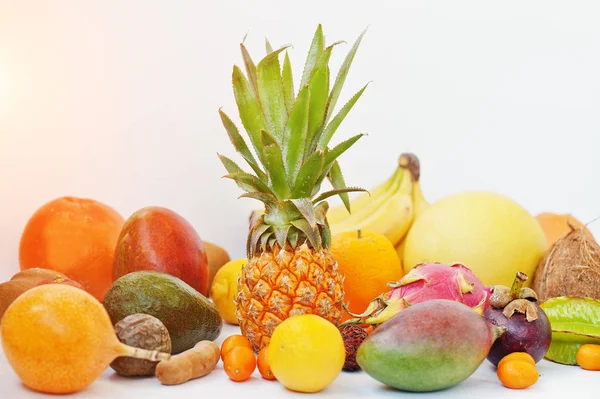 Frutos exóticos aislados sobre fondo blanco. Alimentación saludable dieti — Foto de Stock