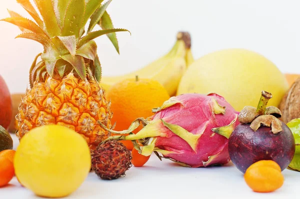 Frutos exóticos aislados sobre fondo blanco. Alimentación saludable dieti — Foto de Stock