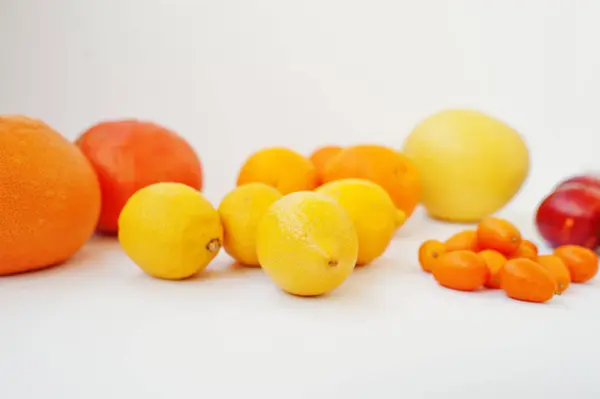 Jenis jeruk yang berbeda. Buah eksotis kumquat dengan jeruk, lemo — Stok Foto