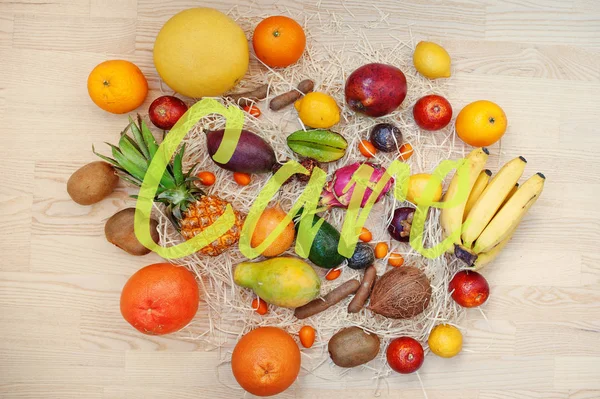 Εξωτικά φρούτα με φροντίδα σημάδι. Υγιεινή διατροφή δίαιτα τροφίμων έκφραση — Φωτογραφία Αρχείου