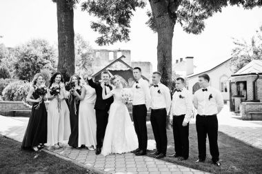 Elegance düğün çiftle nedime ve en iyi adamın. Kalabalık