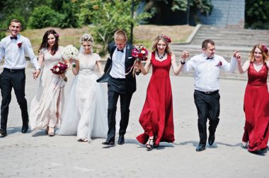 Elegance düğün çiftle nedime ve en iyi adamın. Kalabalık