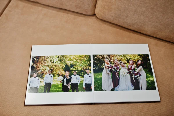Zwei offene Seiten Hochzeitsbuch auf dem Sofa. — Stockfoto