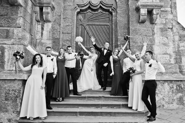 Casal de casamento elegante com damas de honra e melhores homens. Multidão de — Fotografia de Stock