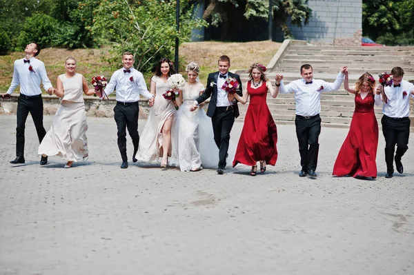 Élégance couple de mariage avec demoiselles d'honneur et les meilleurs hommes. Foule de — Photo