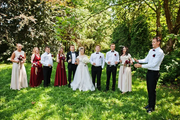 Casal de casamento elegante com damas de honra e melhor homem bebendo — Fotografia de Stock