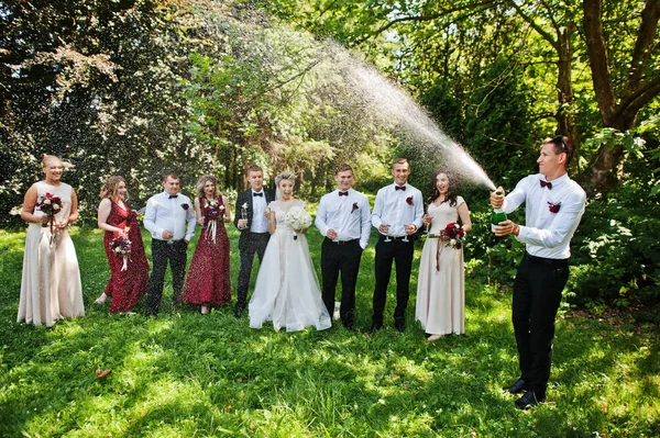 Elegancia boda pareja con damas de honor y mejores hombres beber —  Fotos de Stock