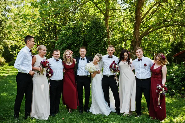 Casal de casamento elegante com damas de honra e melhor homem ter fu — Fotografia de Stock