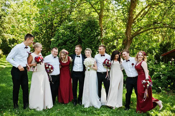 Elegance wedding couple with bridesmaids and best mans having fu — Stock Photo, Image