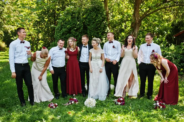 Casal de casamento elegante com damas de honra e melhor homem ter fu — Fotografia de Stock