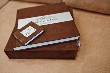 Kahverengi Tekstil düğün kitabı flash kutusu.