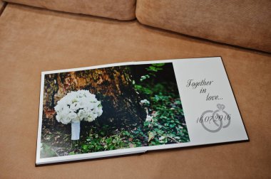 İki Divan düğün kitabın sayfalarını açmak.