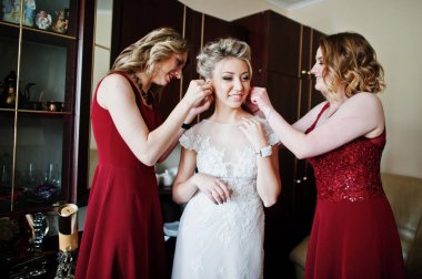 Nedime düğün sabah gelin küpe takmaktan yardımcı oldu. 