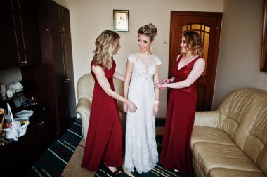 Nedime ile sarışın gelin odasında morni üzerinde kırmızı elbise giymek