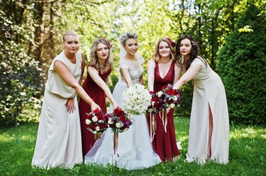 Muhteşem sarışın gelin kırmızı ve bej dre, dört nedime ile