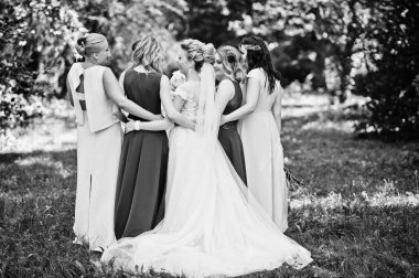 Muhteşem sarışın gelin kırmızı ve bej dre, dört nedime ile