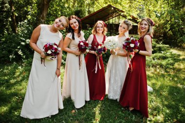 Muhteşem sarışın gelin kırmızı ve bej dre, dört nedime ile