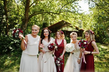 Muhteşem sarışın gelin kırmızı ve bej dre, dört nedime ile