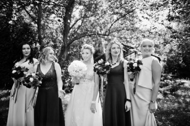 Muhteşem sarışın gelin kırmızı ve bej dre, dört nedime ile